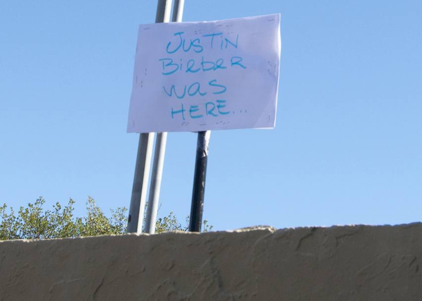 Un cartello scritto a mano  spuntato dietro il muro della stazione di polizia dove  stato portato Justin Bieber. Reuters